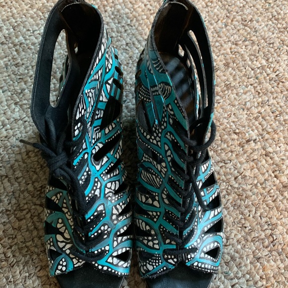 Hand painted, one of a kind shoes. - Picture 5 of 5